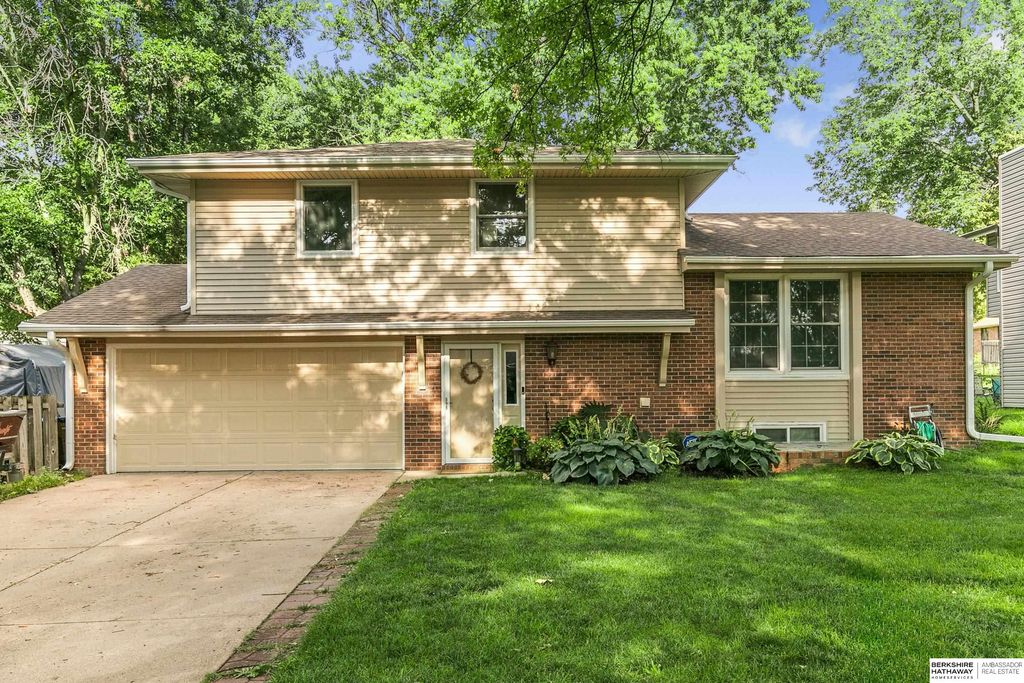 920 Lamplighter Lane, Lincoln, NE 68510