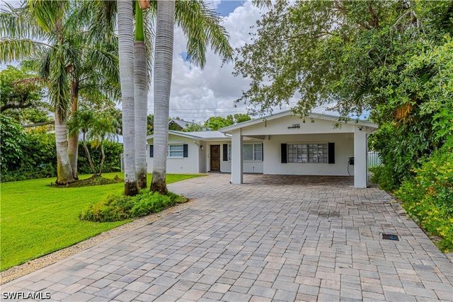 1300 Hilltop DR, Naples, FL 34103
