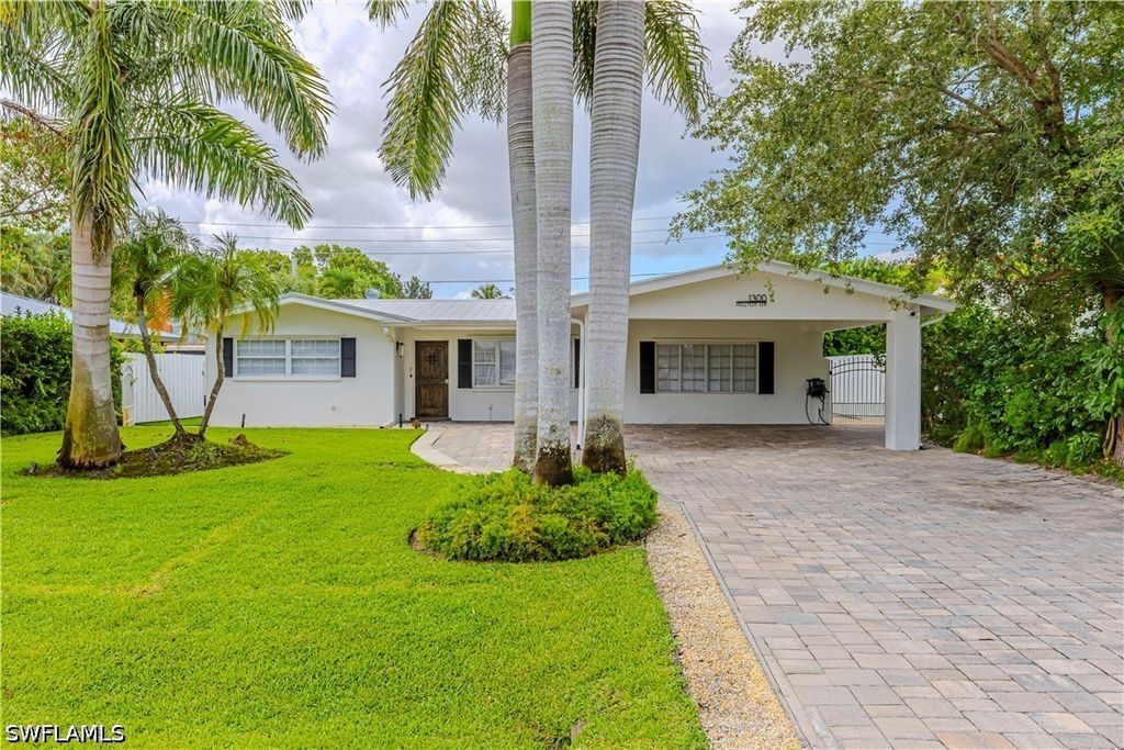 1300 Hilltop DR, Naples, FL 34103