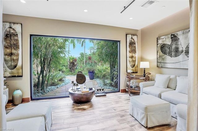 9393 Pocida CT 104, Naples, FL 34119
