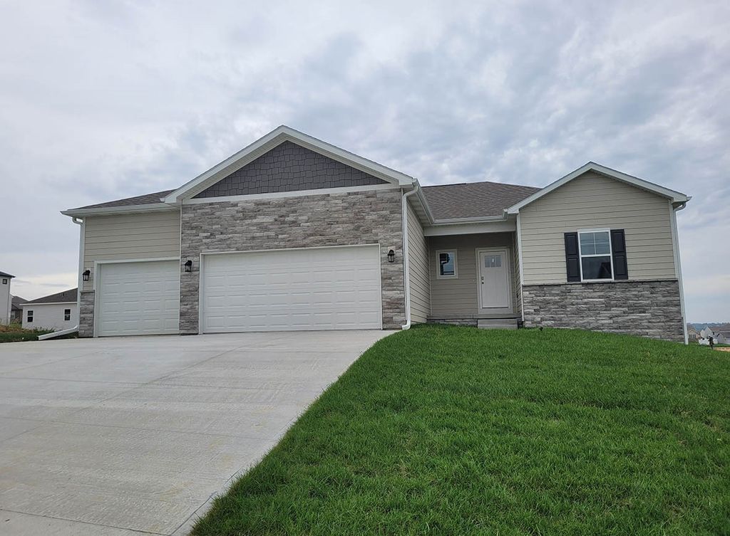 3036 Sweetwater Drive, Des Moines, IA 50320