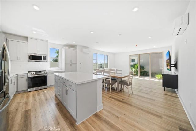 203 Lynx, Irvine, CA 92618