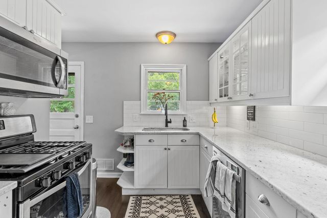 1124 Rhode Island Avenue N, Golden Valley, MN 55427