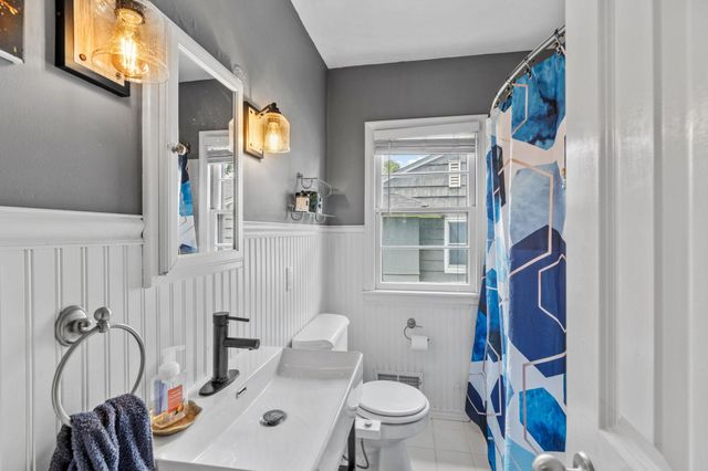 1124 Rhode Island Avenue N, Golden Valley, MN 55427