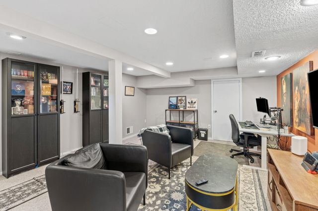 1124 Rhode Island Avenue N, Golden Valley, MN 55427