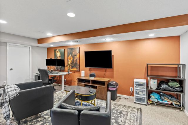 1124 Rhode Island Avenue N, Golden Valley, MN 55427