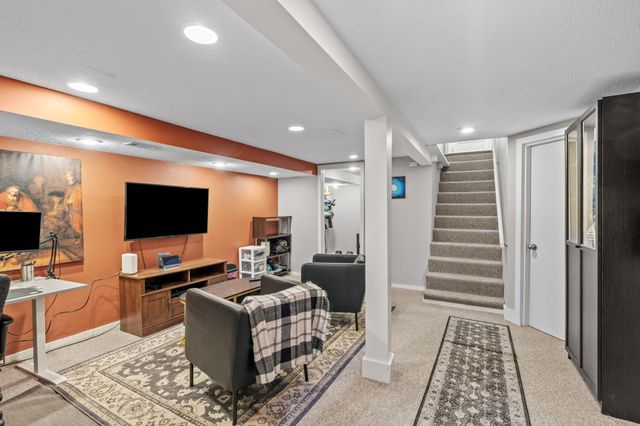 1124 Rhode Island Avenue N, Golden Valley, MN 55427