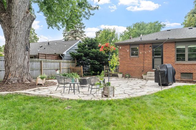 1124 Rhode Island Avenue N, Golden Valley, MN 55427