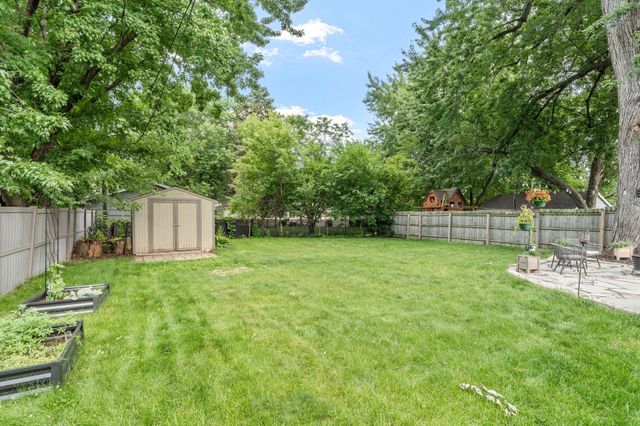 1124 Rhode Island Avenue N, Golden Valley, MN 55427