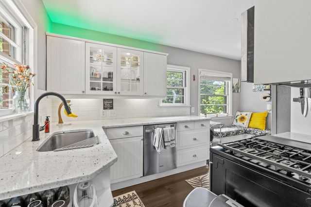 1124 Rhode Island Avenue N, Golden Valley, MN 55427