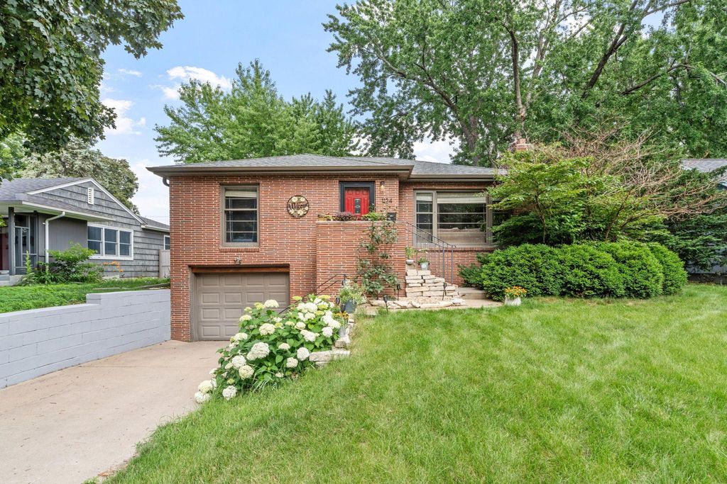 1124 Rhode Island Avenue N, Golden Valley, MN 55427