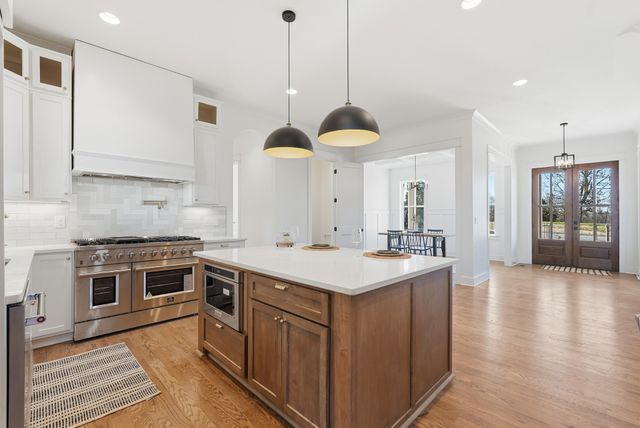 500 Country Club Dr, Dickson, TN 37055