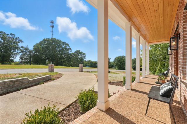 500 Country Club Dr, Dickson, TN 37055