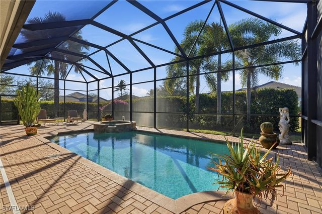 430 Saddlebrook LN, Naples, FL 34110