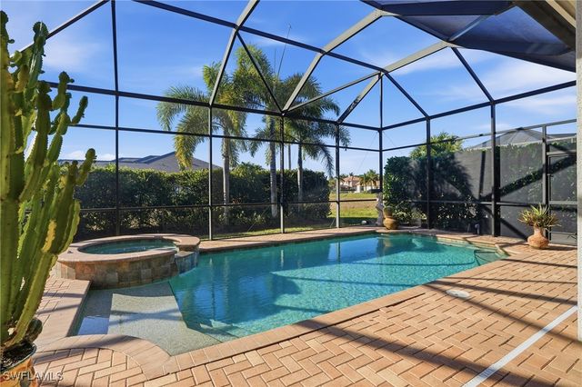 430 Saddlebrook LN, Naples, FL 34110