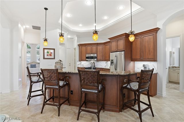 430 Saddlebrook LN, Naples, FL 34110