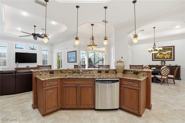 430 Saddlebrook LN, Naples, FL 34110