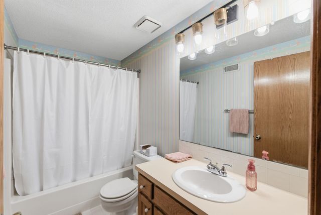 12207 W Briarwood Cir, Wichita, KS 67235