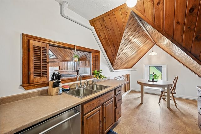325 Mammoth Rd 3, Lowell, MA 01854