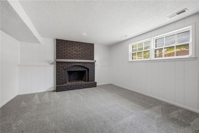 8815 N Grand Avenue, Kansas City, MO 64155