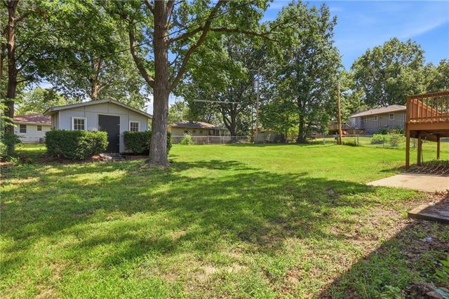 8815 N Grand Avenue, Kansas City, MO 64155