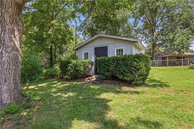 8815 N Grand Avenue, Kansas City, MO 64155