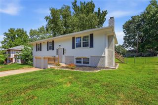 8815 N Grand Avenue, Kansas City, MO 64155