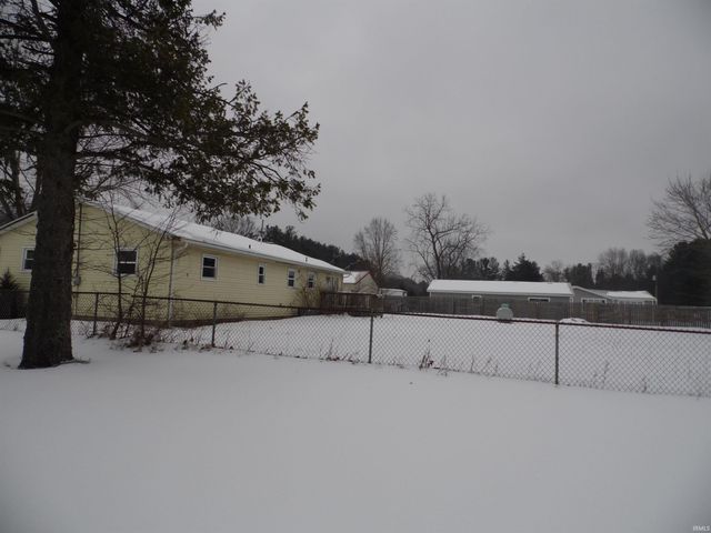 10495 E State Road 8 Road, Knox, IN 46534