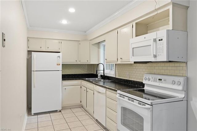 34 Little Florida RD, Poquoson, VA 23662