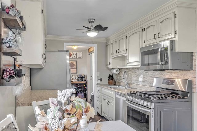 12104 Alton Drive, Grafton, OH 44044