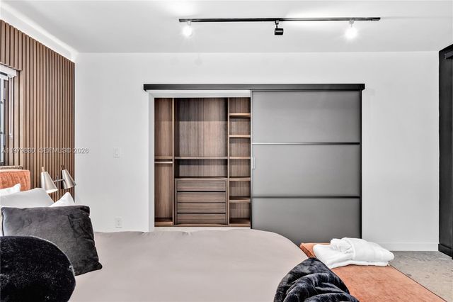 2500 Bayview Dr, Fort Lauderdale, FL 33305