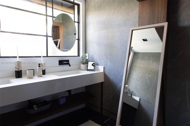 2500 Bayview Dr, Fort Lauderdale, FL 33305