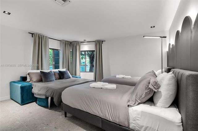 2500 Bayview Dr, Fort Lauderdale, FL 33305