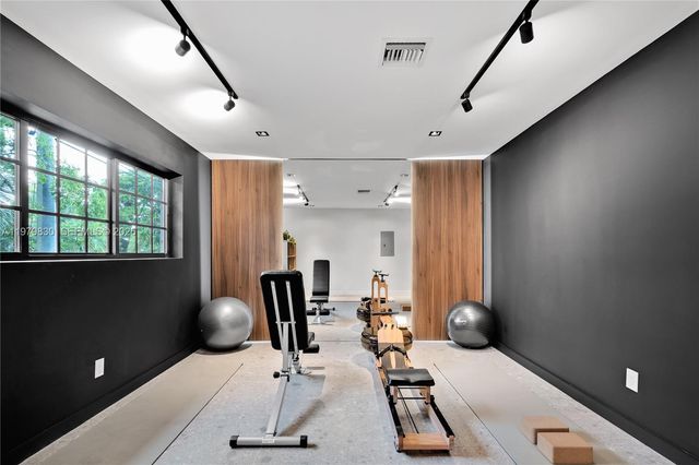 2500 Bayview Dr, Fort Lauderdale, FL 33305