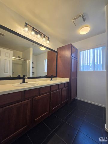 10601 Pleasant Valley Drive, Bakersfield, CA 93311