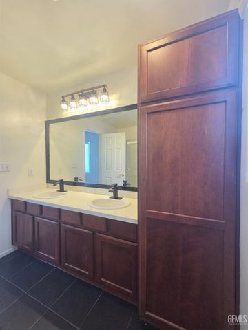 10601 Pleasant Valley Drive, Bakersfield, CA 93311