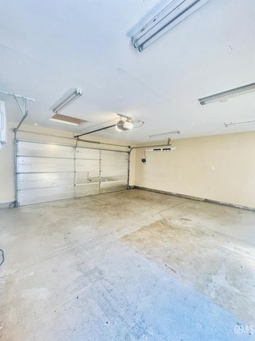 10601 Pleasant Valley Drive, Bakersfield, CA 93311