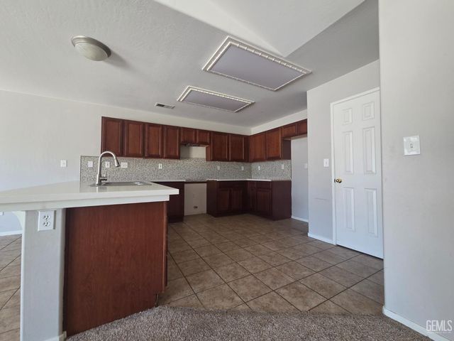 10601 Pleasant Valley Drive, Bakersfield, CA 93311