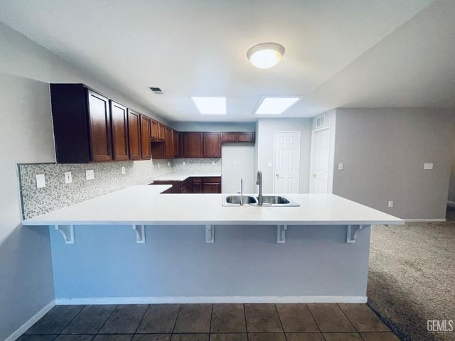 10601 Pleasant Valley Drive, Bakersfield, CA 93311