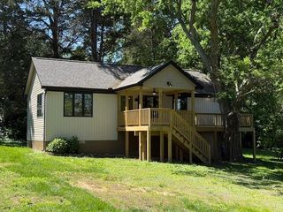 1201 S LAKESHORE DR, Louisa, VA 23093