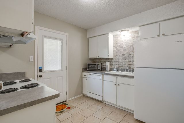 816 Ash Street, Burleson, TX 76028