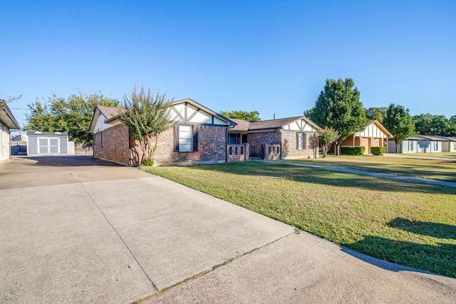 816 Ash Street, Burleson, TX 76028