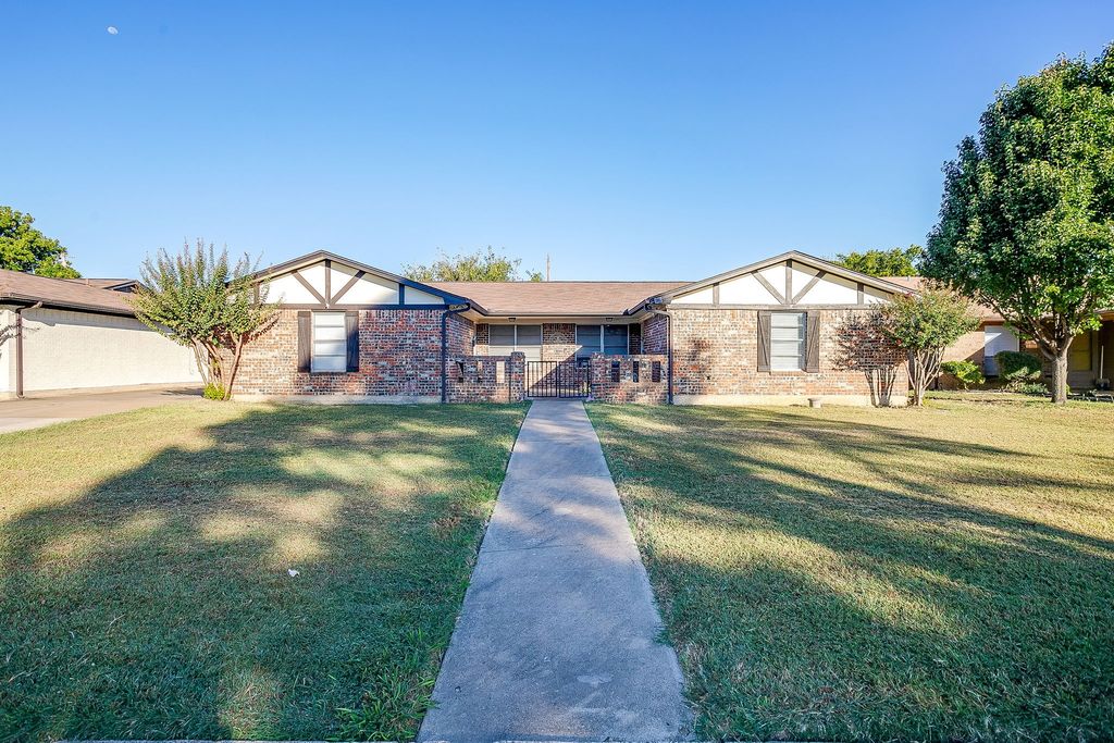 816 Ash Street, Burleson, TX 76028