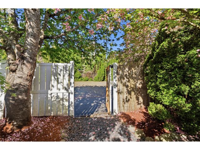 482 COVEY Ln, Eugene, OR 97401