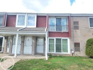 203 Sunset Lane, Saint Clair Shores, MI 48082