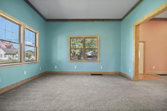 318 E BARNES ST, Centralia, MO 65240