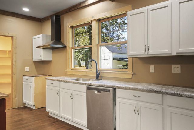 318 E BARNES ST, Centralia, MO 65240