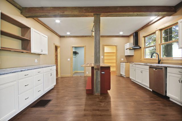 318 E BARNES ST, Centralia, MO 65240