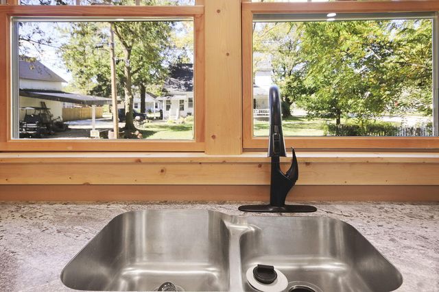 318 E BARNES ST, Centralia, MO 65240