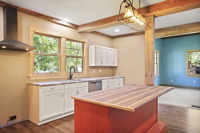 318 E BARNES ST, Centralia, MO 65240